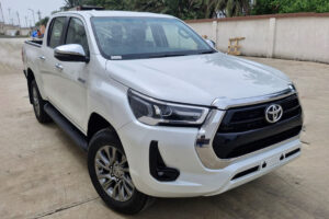 HILUX HIGH 4X4 AT - Toyota (1)